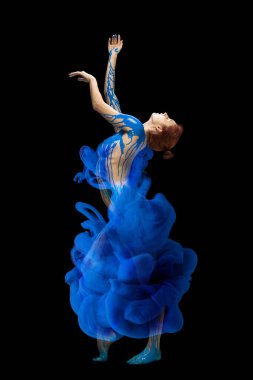 Siyah arka planda izole edilmiş siyah acı ve boya lekesi ile kaplı genç güzel bir kadının portresi. Duygusal dans