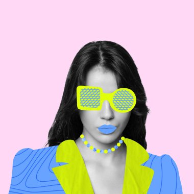 Renkli tasarım. Çağdaş sanat kolajı. Makyajlı, kumaşlı ve aksesuarlı, pembe arka planda izole edilmiş genç ve şık bir kadın.