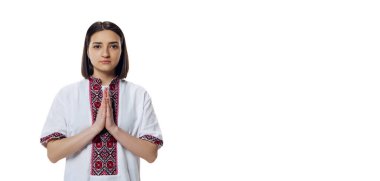 Ukrayna geleneksel kumaşlı güzel bir kadının portresi - nakış işlemeli gömlek, vyshyvanka beyaz stüdyo arka planında izole edilmiş dua ediyor..