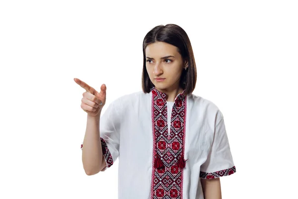 Porträt einer emotionalen Frau in traditionellem ukrainischen Tuch - Stickereihemd, vyshyvanka zeigt isoliert über weißem Studiohintergrund. — Stockfoto