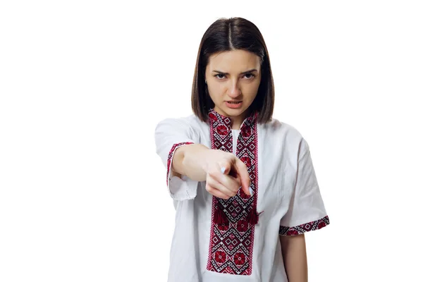 Porträt einer ernsten Frau in traditionellem ukrainischen Tuch - Stickereihemd, vyshyvanka zeigt isoliert auf Kamera vor weißem Studiohintergrund. — Stockfoto