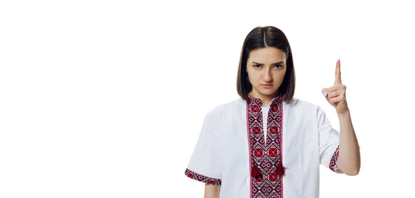 Porträt einer wütenden Frau in traditionellem ukrainischen Tuch - Stickereihemd, Vyshyvanka posiert isoliert über weißem Studiohintergrund. — Stockfoto