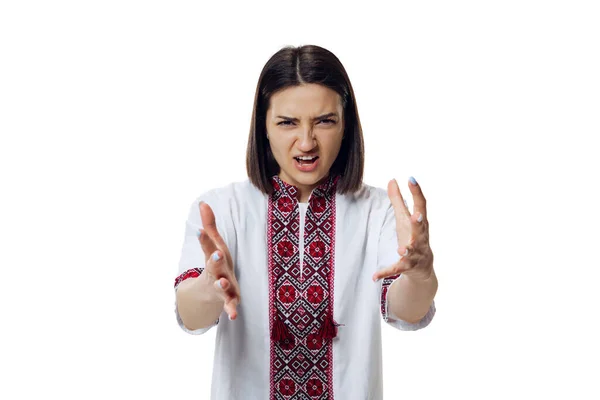 Porträt einer wütenden, emotionalen Frau in traditionellem ukrainischen Tuch, vyshyvanka isoliert über weißem Studiohintergrund — Stockfoto