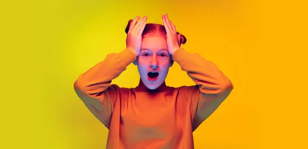 Retrato de emotivo teen menina posando com chocado facial expressão isolado sobre amarelo estúdio fundo — Fotografia de Stock