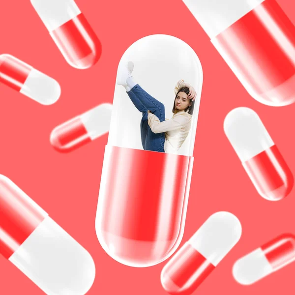 Diseño conceptual. Joven mujer desesperada sentada dentro píldora aislada sobre fondo rojo — Foto de Stock