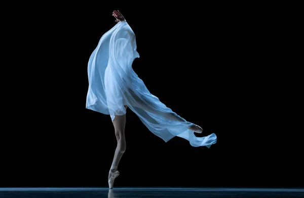 优雅的古典芭蕾舞演员，在霓虹灯的黑色工作室背景上与失重的面料隔离跳舞。剧场、艺术、美、恩典、动作和动作概念. — 图库照片