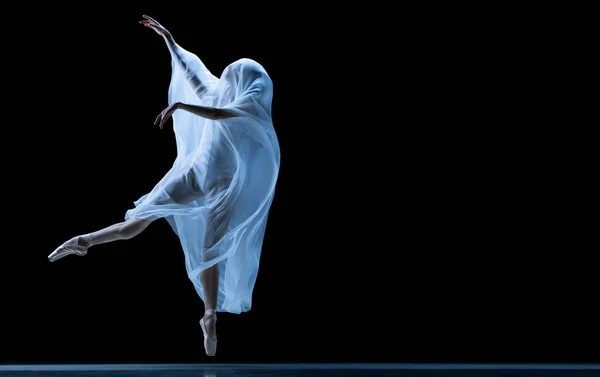 Витончена класична балерина танцює з невагомою тканиною ізольовано на чорному студійному фоні в неоні. Театр, мистецтво, краса, грація, дія та концепція руху . — стокове фото