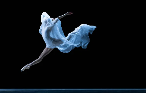 典雅的经典芭蕾舞演员，在霓虹灯的黑色画室背景上与失重的面料隔离跳舞. — 图库照片
