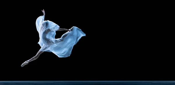 Graziosa ballerina classica che balla con tessuto senza peso isolato su sfondo nero in studio al neon. Volantino — Foto Stock
