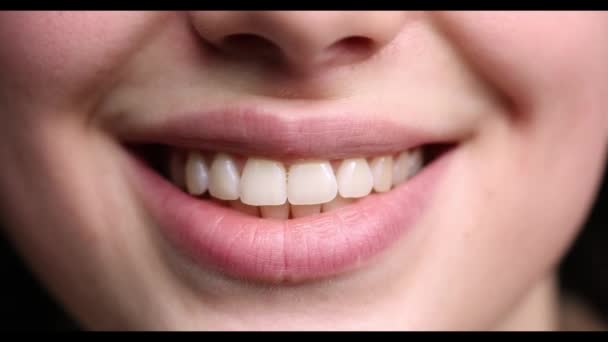 Boca de perto, lábios e dentes de jovens multiétnicos sorrindo. Conceito de beleza, diversidade, juventude, arte e saúde dentária. 4k — Vídeo de Stock