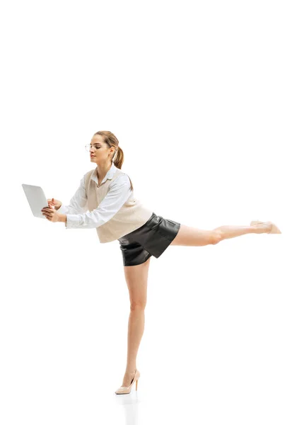 Динамичный портрет молодой женщины, офисный работник, работающий с планшетом, делающий бизнес-расписание изолированным на белом фоне — стоковое фото