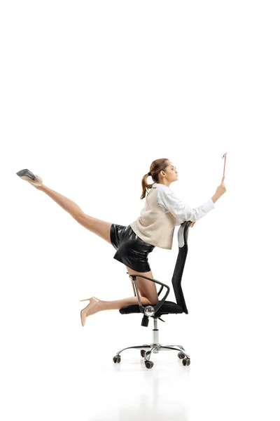 Portret van jonge flexibele vrouw in business style kleding met map maken van touw geïsoleerd over witte studio achtergrond — Stockfoto