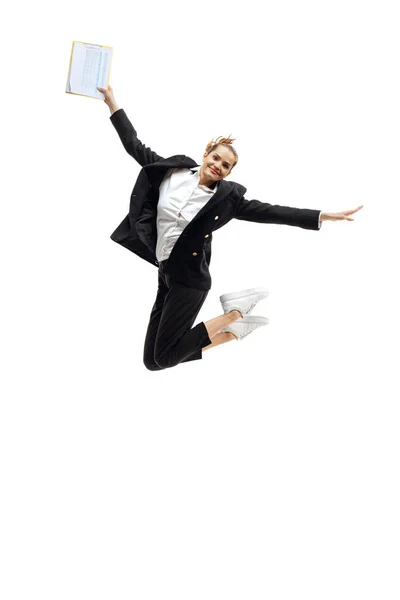 Porträtt av ung vacker kvinna i svart officiell kostym hoppar i lycka isolerad över vit bakgrund — Stockfoto