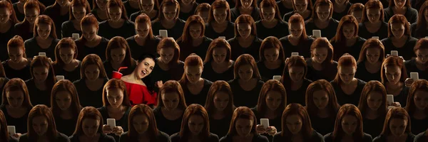 Volantino. Collage concettuale con folla grigia di donne identiche e una ragazza felice speciale. Differenza e concetto di diversità — Foto Stock