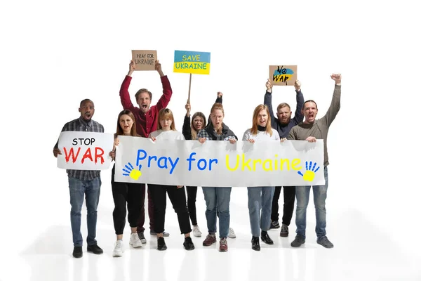 Колаж. Активні люди стоять з плакатами на картоні і кажуть припинити війну в Україні. — стокове фото