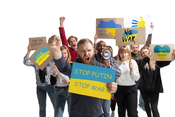 Колаж. Активні люди стоять з плакатами на картоні і кричать, щоб зупинити війну в Україні.. — стокове фото