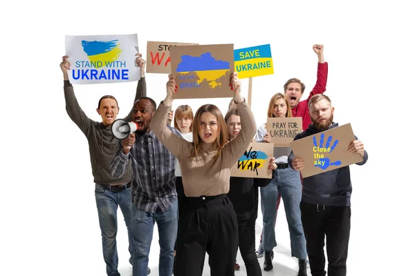 Колаж. Активні люди стоять з плакатами на картоні і кричать, щоб зупинити війну в Україні. Ніякої агресії — стокове фото