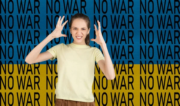 Колаж. Іпунг сердита дівчина кричить, щоб зупинити війну в Україні ізольовано над синім і жовтим фоном — стокове фото