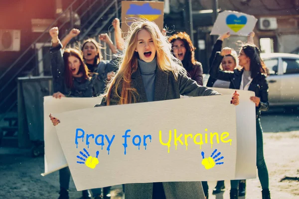 Kollázs. Aktív emberek állnak karton plakátokkal és kiabálnak, hogy állítsák le a háborút Ukrajnában. Imádkozom a békéért Ukrajnában. — Stock Fotó
