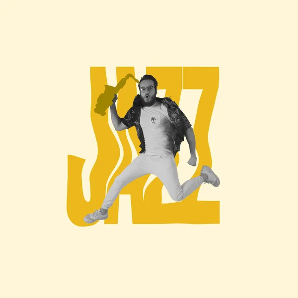 Κολάζ. Νεαρός κομψός άντρας με ζωγραφισμένο σαξόφωνο να πηδάει, δίνοντας jazz εμφάνιση απομονωμένη σε ανοιχτό κίτρινο φόντο — Φωτογραφία Αρχείου
