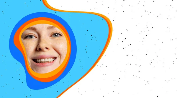 Collage d'arte contemporanea. Primo piano volto femminile con espressione divertente sbircia attraverso cerchio multicolore in sfondo blu e bianco — Foto Stock