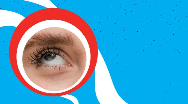 Δημιουργικός σχεδιασμός. Όμορφο γυναικείο μάτι κοιτάζει προς τα πάνω σε πολύχρωμους κύκλους που απομονώνονται σε μπλε φόντο — Φωτογραφία Αρχείου