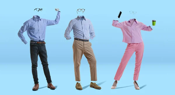 Tre eleganti persone invisibili che indossano abiti moderni in stile business e occhiali in piedi sullo sfondo blu. Concetto di moda, stile — Foto Stock