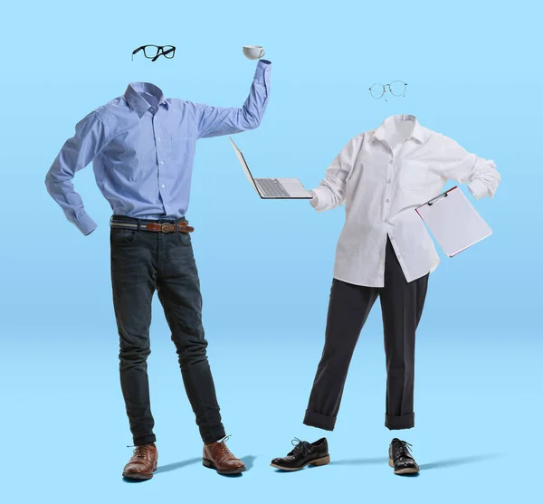 Två snygga osynliga människor bär business style kläder och glasögon med prylar på blå bakgrund. Begreppet mode, stil — Stockfoto