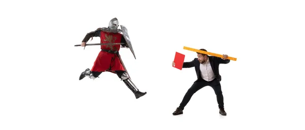 Creatieve collage. Vechten tussen moderne zakenman en middeleeuwse ridder met gepantserde kleding geïsoleerd op witte achtergrond. Begrip tijdperken vergelijking — Stockfoto