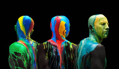 Renkli kolaj. Siyah arka planda izole edilmiş rengarenk boyalarla kaplı erkek vücudu ve yüzü. Yaratıcı psikodellik sanat eseri