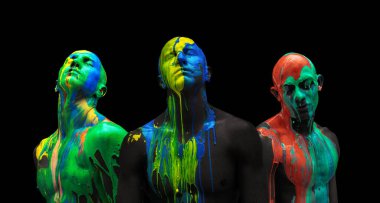 Renkli kolaj. Erkek vücudu ve yüzü siyah arka planda izole edilmiş rengarenk boyalarla kaplı..