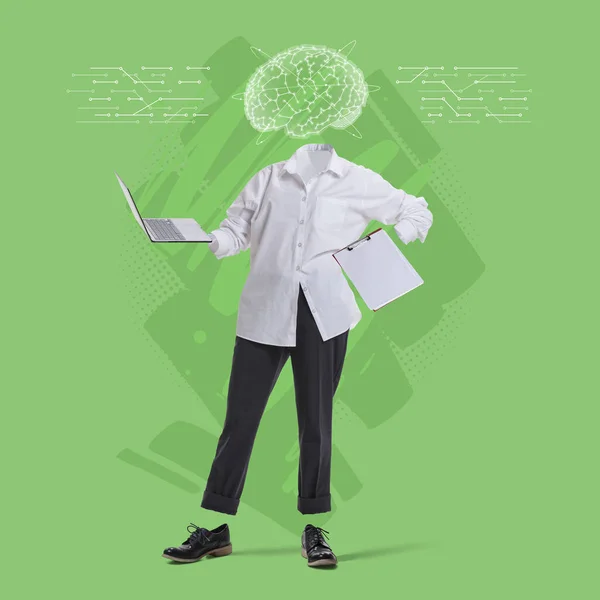 Сучасний мистецький колаж. Жіночий діловий силует з ноутбуком та схемою геніального мозку ізольовано на зеленому фоні . — стокове фото