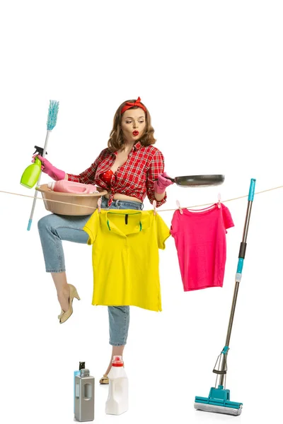 Lavandería, limpieza, planchado. Hermosa ama de casa haciendo tareas domésticas aisladas en el fondo del estudio blanco. Trabajo, emociones, derechos de la mujer, belleza, familia — Foto de Stock