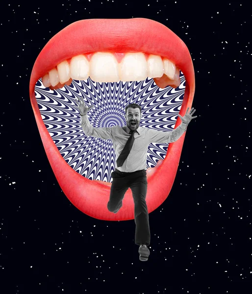 Сучасне мистецтво колаж. Веселий бізнесмен бігає з гігантського жіночого рота з гіпнотичним дизайном всередині ізольовано над чорною зоряною ніччю — стокове фото