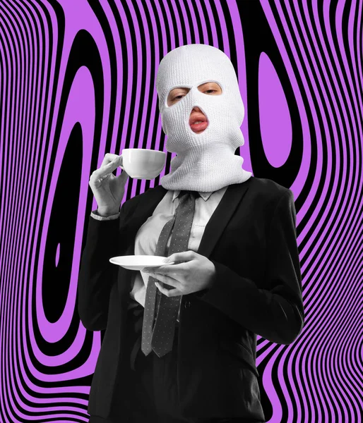 現代美術のコラージュ。若いですスタイリッシュな女性で黒スーツと白バラクラバお茶を飲みます紫の背景に隔離 — ストック写真