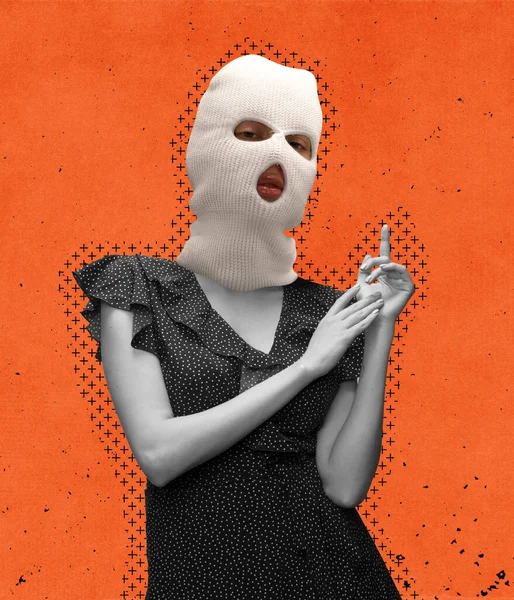 Kolaż sztuki współczesnej. Stylowa brutalna kobieta w czarnej sukience i białej kominiarce na pomarańczowym tle. Stylowy rabunek — Zdjęcie stockowe