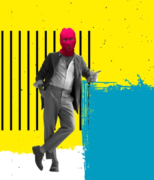 Kortárs művészeti kollázs. Stílusos üzletember öltönyben rózsaszín maszkot visel elszigetelt kék és sárga háttér — Stock Fotó