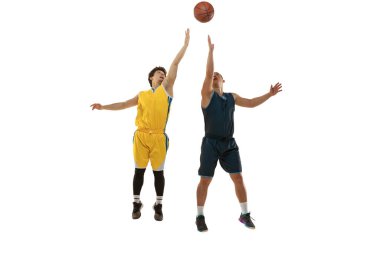 İki genç basketbolcunun dinamik portresi beyaz stüdyo arka planında izole bir şekilde top ile zıplıyor. Hareket, aktivite, spor kavramları.