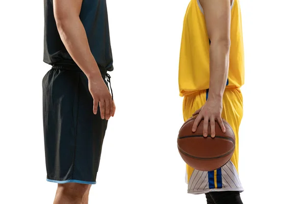Retrato recortado de dois jogadores de basquete posando isolados no fundo do estúdio branco. Movimento, atividade, conceitos de esporte. — Fotografia de Stock