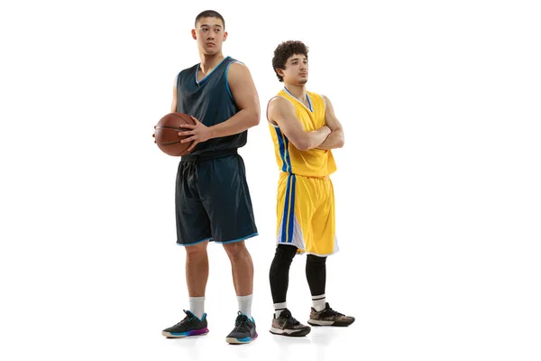 Retrato de dois jovens jogadores de basquete posando isolados no fundo do estúdio branco. Movimento, atividade, conceitos de esporte. — Fotografia de Stock