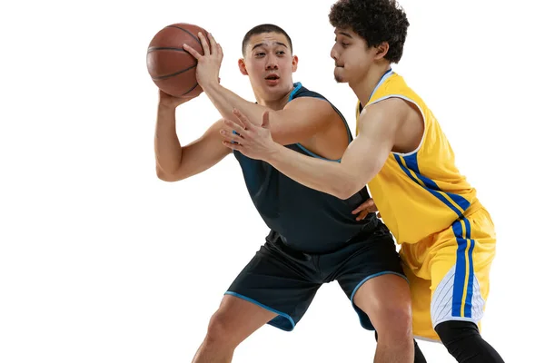 Zwei junge Basketballprofis in Aktion, Bewegung isoliert auf weißem Studiohintergrund. Aktiver Lebensstil, Sport, Turnierkonzepte. — Stockfoto