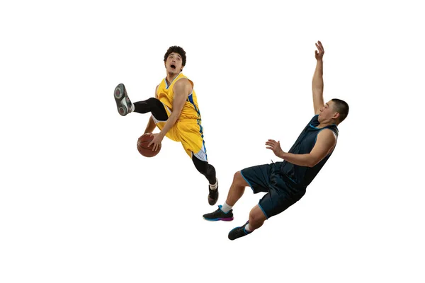 Dva mladí profesionální basketbalisté v akci, pohyb izolovaný na bílém pozadí studia. Aktivní životní styl, sport, turnajové koncepty. — Stock fotografie