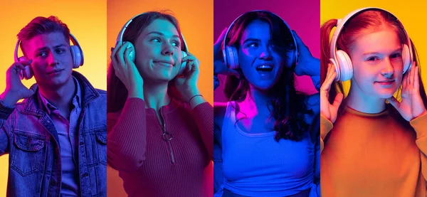 Fiatalok portréi, akik neonfényben, sokszínű háttérrel izolált fülhallgatóban hallgatnak zenét — Stock Fotó