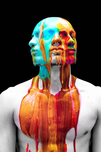 Çağdaş sanat eserleri. Genç, kel bir adam, siyah arka planda izole edilmiş çok renkli boyalarla kaplı çıplak göğüslü bir model. Yaratıcılık, sanat, güzellik