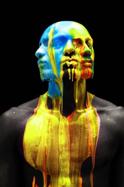 Çağdaş sanat eserleri. Genç, kel bir adam, siyah arka planda izole edilmiş çok renkli boyalarla kaplı çıplak göğüslü bir model. Yaratıcılık, sanat, güzellik