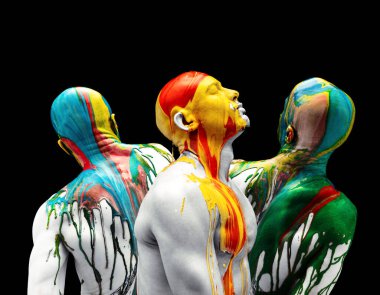 Sanat eserleri. Genç kel adamlardan yapılmış kolaj, siyah arka planda izole edilmiş çok renkli boyalarla kaplı çıplak göğüslü modeller. Yaratıcılık, sanat, güzellik