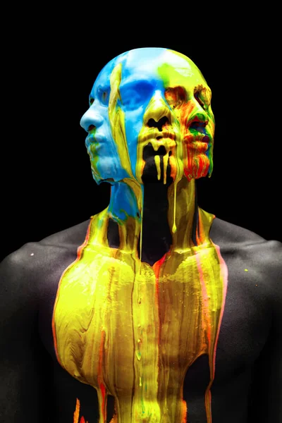 Çağdaş sanat eserleri. Genç, kel bir adam, siyah arka planda izole edilmiş çok renkli boyalarla kaplı çıplak göğüslü bir model. Yaratıcılık, sanat, güzellik