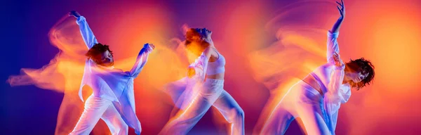 Mladá ohebná dívka, hip-hop tanečnice v bílém oblečení tanec izolované na jasném pozadí se smíšeným neonovým světlem. — Stock fotografie