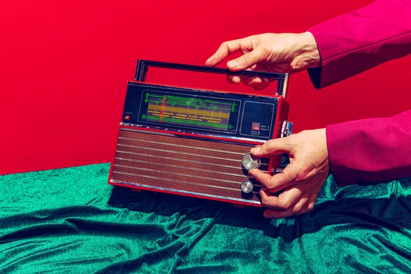 Rádio retro. Mão feminina tocando radioreceptor isolado em fundo vermelho e verde. Vintage, estilo de moda retro. Fotografia Pop art. — Fotografia de Stock