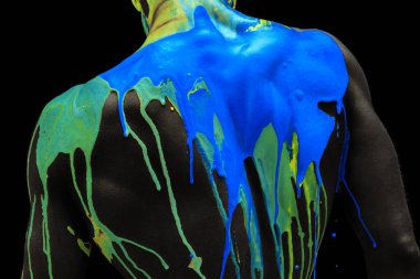 Dikiz aynası. İnsan vücudunda soyut sanat. Çok renkli boyalar, boyalar insanın kafasından, omuzlarından ve vücudundan aşağı akar. Beaty, moda, yaratıcılık kavramı